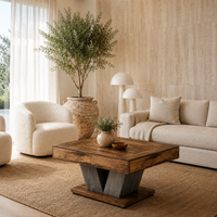 Table basse bois massif Thalar dans un salon quiet luxury avec mur en travertine