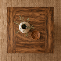 Table basse bois massif Thalar, vue du dessus avec vase et bol sur tapis jute