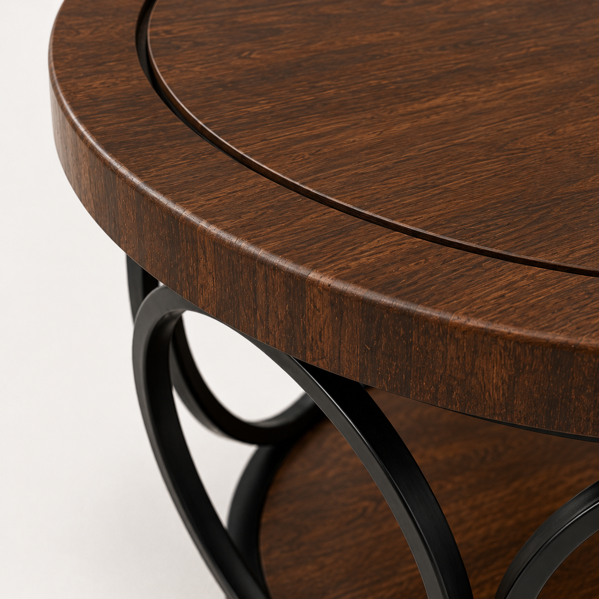 Table basse Harlow, gros plan grain du bois façon noyer et structure métal