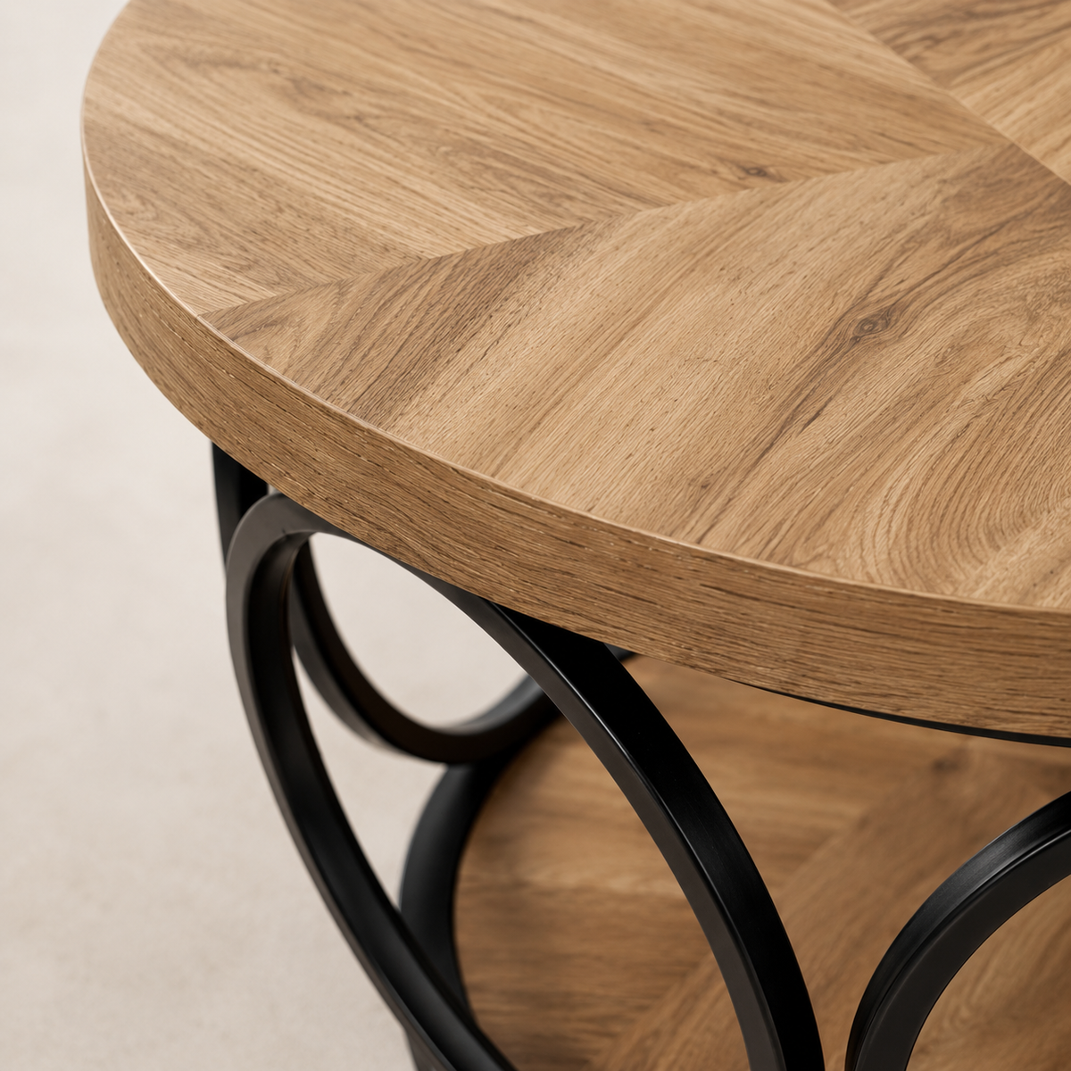 Table basse ronde Ashby sur fond neutre